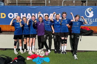 Glade håndboldpiger fra Bording. De nåede helt frem til finalen ved det store internationale stævne i Göteborg. Holdet består af Astrid Iversen, Signe Due, Laura Pilgaard Andersen, Agnes Noermark, Anna Bak Tagliapietra, Tilde Bøgeskov Madsen, Karla Maagaard Hansen og Ellen Bak Tagliapietra.