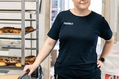 Annette Kempf er ansat i købmandsbutikken i Gludsted, der hver onsdag sælger mellem 50 og 80 snegle med brun eller hvid glasur - eller såmænd helt uden glasur.
