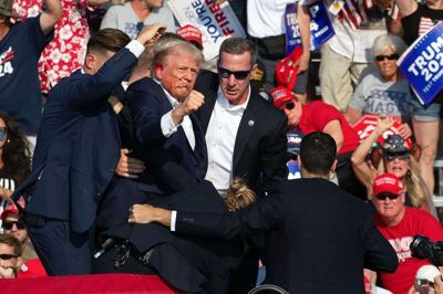 Donald Trump efter skyderi ved vælgermøde i Butler i Pennsylvania lørdag. Den danske udenrigsminister, Lars Løkke Rasmussen (M), kalder skyderi mod Trump for et angreb på demokratiet. Foto: Rebecca Droke/Ritzau Scanpix