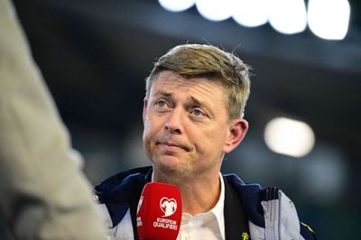 Jon Dahl Tomasson svarer på spørgsmål efter mandagens nederlag til Kosovo.