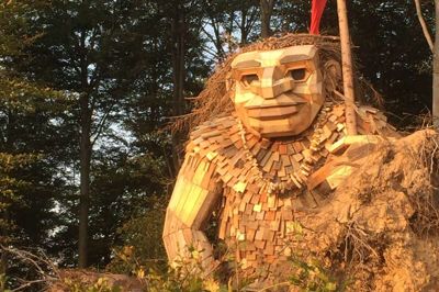 Stærke Storm sidder på sin bakketop og skuer mod solnedgangen mod vest. Måske han en dag får øjenkontakt med en ny fætter på Isenbjerg.