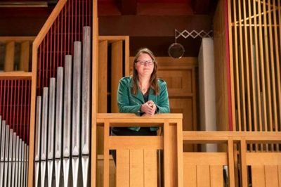 Ellen Østergaard Gravesen skriver i en pressemeddelelse til Ikast-Brande Avis, at alle er velkomne til musikgudstjeneste i Ikast Østre Kirke på søndag.