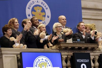 Build-A-Bear Workshop direktør Sharon Price John i midten. Build-A-Bear åbner på ny i København.
