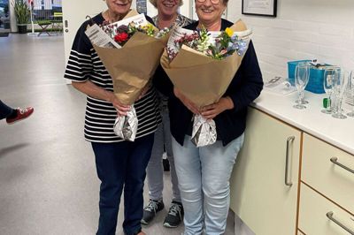Margit Teilmann (t.v.) og Lena Christensen fik blomster af Home-Start-koordinator Hanne Hebsgaard. Foto: Privatfoto