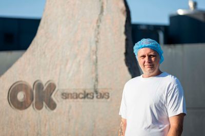 Ole Rasmussen beholder hårnettet på, for der er strenge sikkerhedskrav, når man producerer chips og snacks, der bliver sendt ud til hele verden. Ikke at der gemmer sig så meget under nettet, afslører han. - Hår er overvurderet, bliver han og journalisten hurtigt enige om. Foto: Mads Krabbe Fotografi