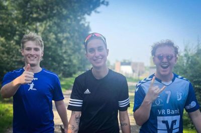 Emmelie Thomsen, der er elev på ISIs håndboldtræner-linje, slog følge med forskellige venner fra skolen undervejs på sin 70 kilometer lange rute.Foto: Daniel Iversen Trosborg