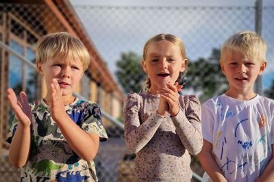 I 2023 deltog 29.000 børn i »Små synger sammen dag«, oplyser arrangørerne. Tre af deltagerne i 2024 var Mads Hinge (til venstre), Josefine Duch og Karl Vilhelm Baastrup. Foto: Kasper Malling Beck