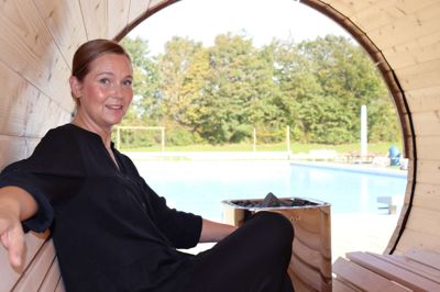 Mette Martinsen fra friluftsbadets bestyrelse har sat sig i spidsen for den selv-ejende institutions nye vinterafdeling. Hun er sammen med ni andre lige nu på sauna-gus kursus hos en af landets bedste. Hun håber, at medlemstallet runder de 100, og har selv i flere år været aktiv vinderbader.