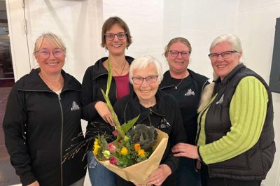 Der var oprigtig glæde at spore, da Bondegården vandt prisen som årets forening. Fra venstre er det Majbrit Gasbjerg, Heike Pöhner, Heidi Mahler og Dorte Damhus Poulsen. Forrest med blomsterne står Anna Jensen.