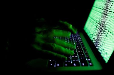 I en container foran Christiansborg kan virksomheder og organisationer i disse dage teste deres beredskab under et simuleret cyberangreb.