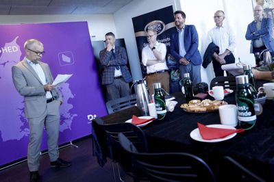 Bo Knudsen, lokalformand for Dansk Industri læser rosende ord op: Fra venstre ses borgmester Ib Lauritsen (V), Simon Vanggaard (DF), vicekommunaldirektør Rasmus Byskov-Nielsen, direktør ved Give Steel Torben Larsen og formand for sundheds- og ældreudvalget Henrik Engedahl (V). Foto: Henrik Ole Jensen