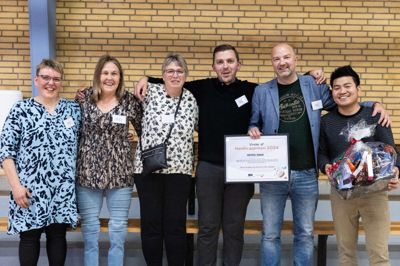Glæden var stor, da Rema 1000 på Eli Christensens Vej i Ikast vandt Handicapprisen ved årets Frivilligfejring. Fra venstre er det Malene Ingerslev, Britta Møller Larsen, Hanne Viola Frederiksen, Rasmus Vium Iversen, Jakob Østergaard og Deo Kumar Rai.