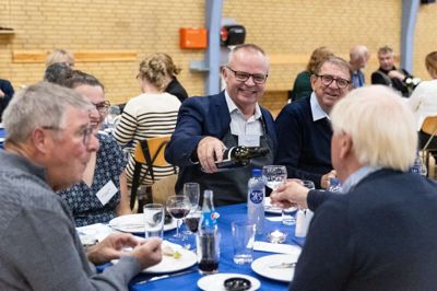 Der var lækker mad og drikkevarer ad libitum, da Ikast-Brande Kommune hyldede kommunens ildsjæle ved årets frivilligfejring. Her er det Gert Bækgaard (V), som sørger for, at gæsterne ikke sidder og tørster.