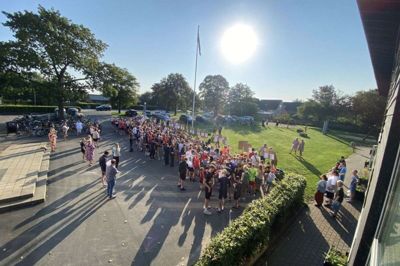 Det olympiske flag er hejst, og skolens 20 OL-hold er klar til at dyste på en solrig septemberdag. Foto: Privatfoto