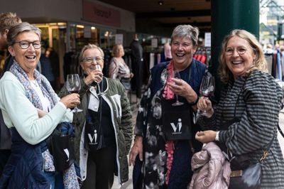 Karen Stadsgaard (fra venstre), Lilly Sørensen, Birgit Lønne og Jette Würts fra Ikast havde fået ulvevin i glasset, og det passede dem storartet. - Vinfestivalen samler folk og giver en god oplevelse, mente Karen Stadsgaard. Foto: Linna Grøn Secher