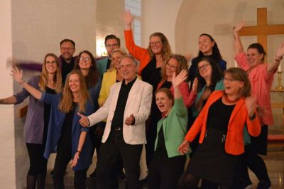 Der var fest og farver, da Vocal Party gav koncert i Engesvang Kirke. Foto: Hans Jørgen Hansen