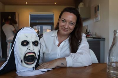 Nina Rasmussen er portvagten, som byder halloweengæster velkommen til sit eget hus. Men når mørket falder på den 31. oktober, tør hun ikke selv gå turen.