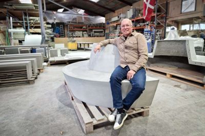 Betonbænken ser tung ud, men er konstrueret af plader som blot er en centimeter tykke. - Skulle vores varer være massive, ville de veje 20 gange så meget, siger direktør Torben Andresen.