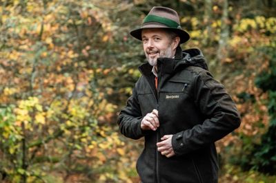 Det var en veloplagt kong Frederik, som tidligt torsdag morgen dukkede op til årets kongejagt i Gludsted Plantage.