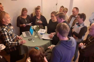 Projektleder Peter Salling i den ternede skjorte kom i krydsild, da han mandag skulle fortælle bekymrede borgere om planen for et nyt stort biogasanlæg mellem Ilskov og Tulstrup på et informationsmøde i Ikast. Foto: Jesper Wind