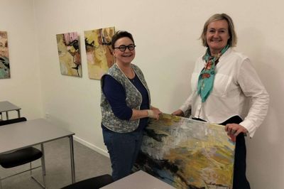 Janie Schaifuss Moeller og Marie Seidelin udstilller i Engesvang Sogenhus. Foto: Hans Joergen Hansen
