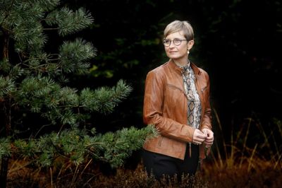 Helle Gottenborg og menighedsrådene i Bording og Christianshede holder temaaften 14. november. Selv har hun lige flyttet sin virksomhed til byen. Foto: Henrik Ole Jensen