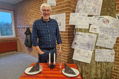 Jørgen Ebbesen slog stemningen an med et opdækket bord. Man kunne købe sig en plads ved et lidt større bord på et senere tidspunkt, hvor der også kommer lidt i glassene og på tallerkenerne - og måske endda ild i stearinlysene. Foto: Anton Nymann