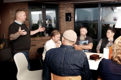 Bjarke Kristensen (stående) bor i Faurholt og er bekymret for, hvordan et kommende biogasanlæg mellem Ilskov og Tulstrup vil påvirke nærområdet.