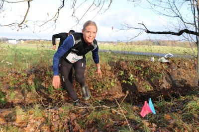 Her forcerer Iben Laursen fra Lind sidste år den lille bæk på Hyvildvej. Foto: Villy G. Jensen.