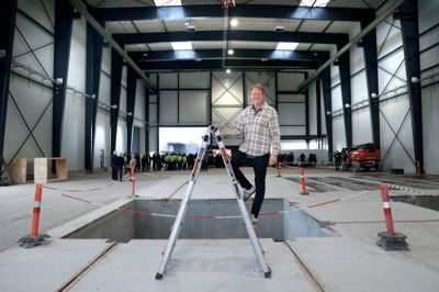Selv på en stige er der højt til loftet i den nye produktionshal for direktør Rasmus Niebuhr. Foto: Henrik Ole Jensen