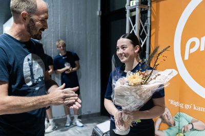 For sin indsats hos Ikast FS Håndbold modtog Emily Strøm Larsen prisen Månedens Buket i november. Det var journalist Kasper Malling Beck havde fået fornøjelsen af at uddele Ikast Avis-hæderen.