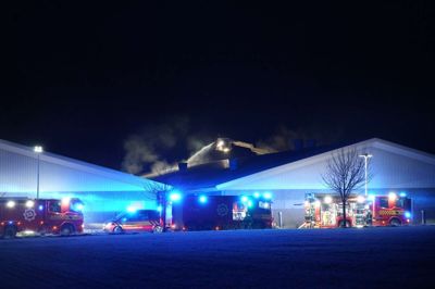 Det så værre ud, end det var, ifølge landmand Per Overgaard. Torsdag aften måtte han ringe 112, da der stod ild op af skorstenene på taget af en stor grisestald med flere tusind dyr.