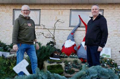 - Det ser ud til, at vi skaber en ny tradition. Sådan sagde Lars Lausten, formand i Bording Erhvervsforening (t.h) sidste år, da Ikast Avis dækkede julefesten i hallen. Lausten fik ret. På lørdag vender festen tilbage. Til venstre ses centerleder i Bording Hallen, Flemming Hansen. Foto: Henrik Ole Jensen