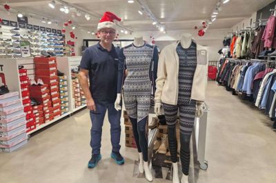 Hans Jørn Hansen er i julehumør, som også indebærer en fornuftig påklædning. Ved siden af ham, er der to bud på et stilet lag, så du ikke hovedløst bevæger dig ud i vinterkulden. Foto: Anton Nymann