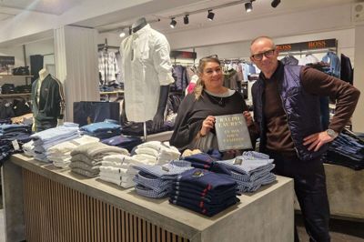 Gitte og John Hedegaard har også en bog liggende om tøjfirmaet. Ralph Lauren blev stiftet i 1967 af en amerikaner med samme navn. Han sagde således om påklædning: »Der skal være individualitet og stil i måden man klæder sig på. Man udtrykker denne individuelle stil ved at blande alle de fantastiske elementer, der angiveligt bliver kaldt klassikerne«. Foto: Anton Nymann