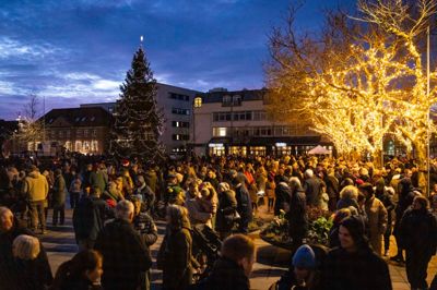 Få minutter inden borgmesteren tændte for juletræets lys, blev belysningen i torvets mere permanente træer tændt. Det skete til hørbar begejstring fra den store flok på torvet. - Wow, lød det fra mange stemmer, da julelyset ramte Ikast