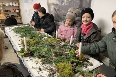 Som altid var der godt gang i juledekorations-produktionen. Foto: Privatfoto