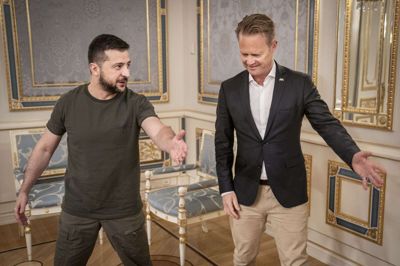 Som udenrigsminister besøgte Jeppe Kofod (S) i september 2022 Ukraines præsident, Volodymyr Zelenskyj (til venstre). Kofod har fra december fået job i et statsejet ukrainsk energiselskab. (Arkivfoto).