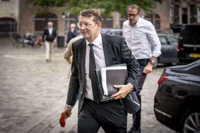 Forsvarsminister Troels Lund Poulsen (V) ankommer til Udenrigsministeriet efter en tur i sin sorte ministerbil.
