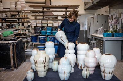 De store krukker på billedet er ikke blevet skabt med inspiration fra Jernalderen, men i stedet med afsæt i menneskekroppe, fortæller keramiker Nina Lund. Foto: Malene Korsgaard