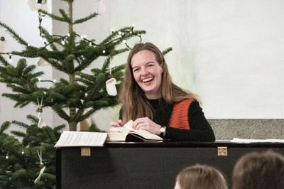 Organist Lisbeth Roesen glæder sig til en anderledes aften i kirken. Her ses hun ved »Hit med julesalmen«, hvor mediehuset deltog.