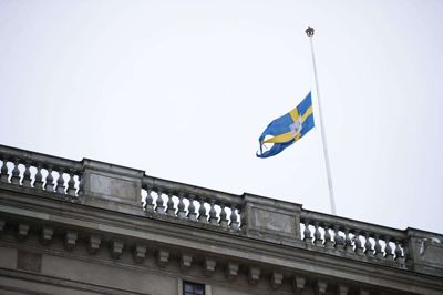 WEB_INRIKES Der blev søndag eftermiddag flaget på halvt på Stockholms Slot, kongens officielle residens, i anledning af prinsesse Birgittas begravelse. 12150 Caisa Rasmussen/Ritzau Scanpix
