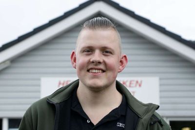 Kaster du dig selv over gryderne nytårsaften, råder kok Rasmus Birkkjær dig til at satse på en menu, du er tryg ved - i stedet for noget, der skal imponere. - Folk husker, hvordan maden smagte, men ikke hvad der stod på menuen, siger han. Foto: Henrik Ole Jensen