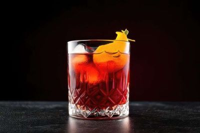 Den mest gængse historie om Negronis oprindelse er, at den blev opfundet i Firenze i 1919. Legenden lyder, at grev Camillo Negroni bad sin ven, bartender Forsco Scarselli, om at pifte sin yndlingscocktail - Americano - op ved at erstatte danskvandet med gin. Foto: Adobe Stock Photo