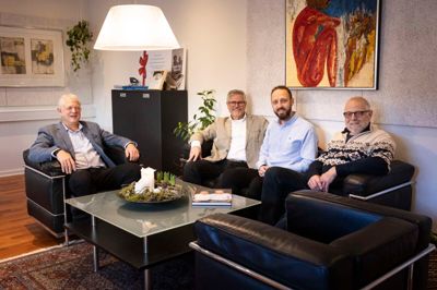 Fra venstre Jens Nørskov og Peter Jørgensen, Thomas Haudrum samt Steen Hebsgaard - henholdsvis virksomhedsmakkerpar, idemager og forfatter bag den nye bog om en lokal tekstilhistorie, »Familie, flid & fællesskab«.