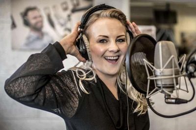 Når Pernille Georgi ikke sidder bag mikrofonen som morgenvært på VLR, står hun på scenen sammen med sin søster Susanne Georgi i eurodance-duoen Me My, som har storhittet med nummeret "Dub-I-Dub". (PR-foto).