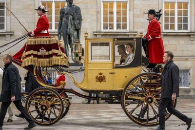 Kongeparret kører i guldkaret efter nytårskuren fra Christiansborg Slot, Dronning Mary, Kong Frederik, Kong Frederik X, Kongeparret Mange traditioner er helt som i dronning Margrethes tid, for eksempel nytårskurene. (Arkivfoto). Ida Marie Odgaard/Ritzau Scanpix