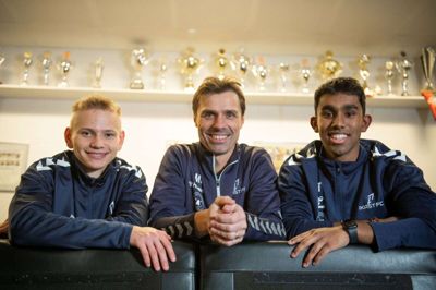 De to glade fodboldgutter - og i midten ses indstilleren fra Ikast FC, Martin Risbjerg Damsgaard. Foto: Ole Japp