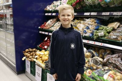 Niårige Andrew Fischer havde en sjov morgen i torsdags, hvor han fik lov til at klippe snoren på sin onkels nye Rema 1000-forretning i Bording. Foto: Henrik Ole Jensen