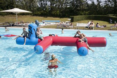Det ser dejligt ud, og man længes lidt efter sommeren, ikke sandt? Nu står det klart, at Bording Friluftsbad består, men vil man i vandet, kræver det et medlemskab. Foto: Tom Laursen